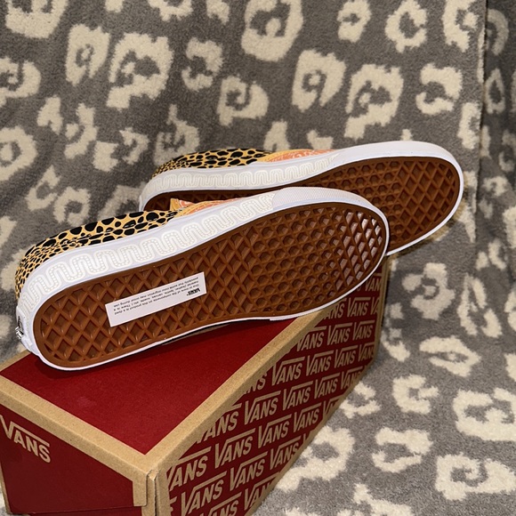 Vans Classic Slip-on Sneakers in Jaguar 🐆 and True White New 😍🐆☀️ - Picture 12 of 17